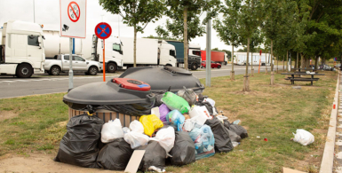 pile of carbage dumped next to a bin. Dumpt llegaly.